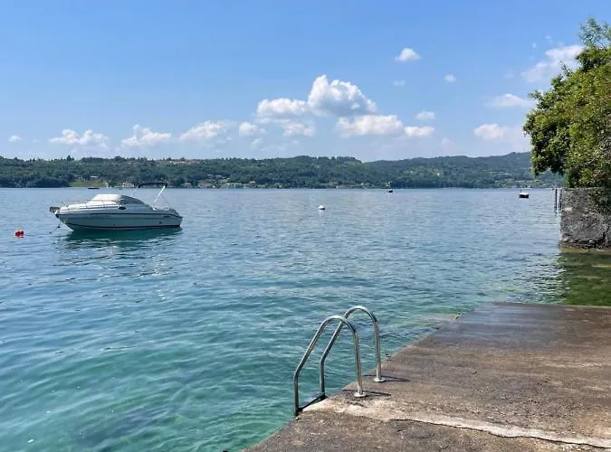 Lakefront Saló