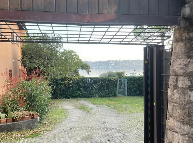 Lakefront Saló